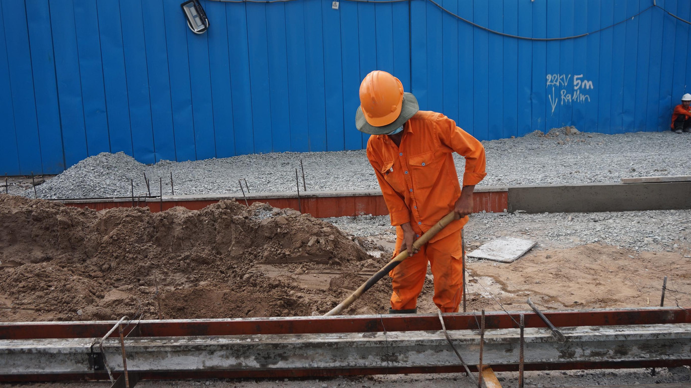 Phía trên là đường Lê Lợi.