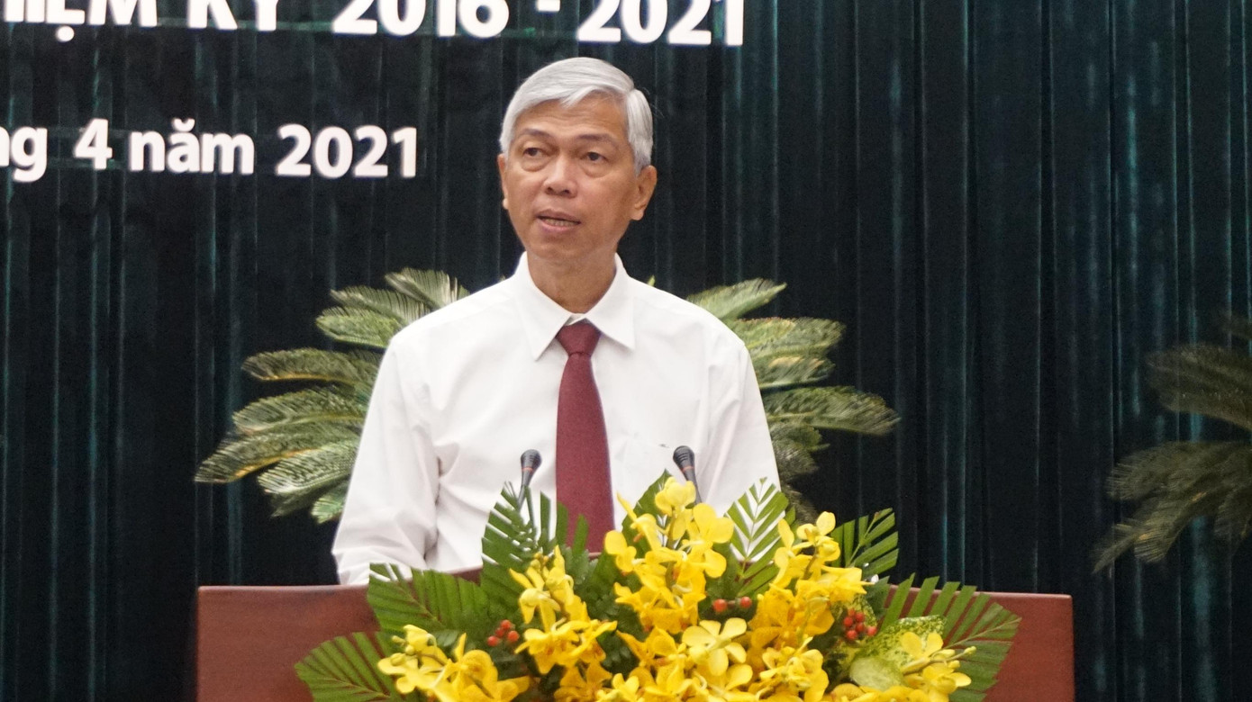 Ông Võ Văn Hoan, Phó Chủ tịch UBND TPHCM đọc các tờ trình. Ảnh: Chang Chang