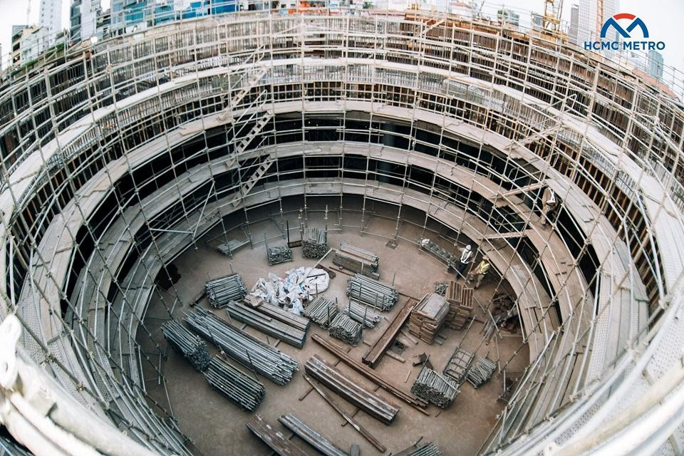 Nhà ga ngầm nhìn từ trên. Nhà ga ngầm nhìn từ trên.