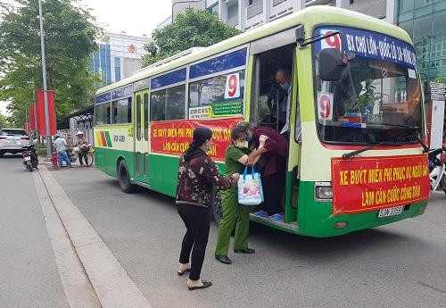 Công an huyện Bình Chánh đã tổ chức những chuyến xe buýt đưa đón người dân đi làm căn cước công dân có gắn chíp điện tử.