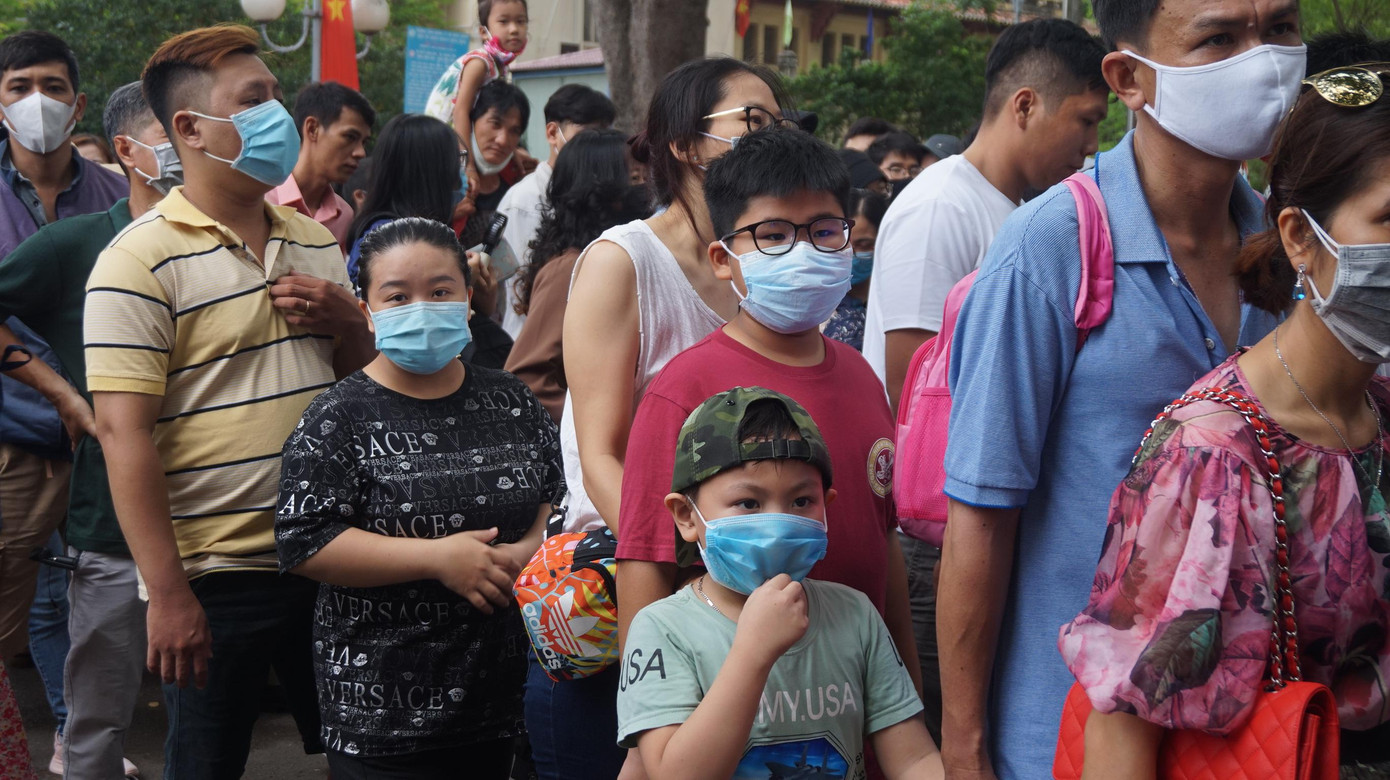 Dòng người chen chân vào công viên vui chơi ngày lễ.