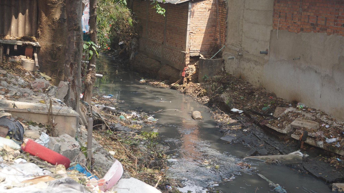 Nước đen thui, bóc mùi hôi