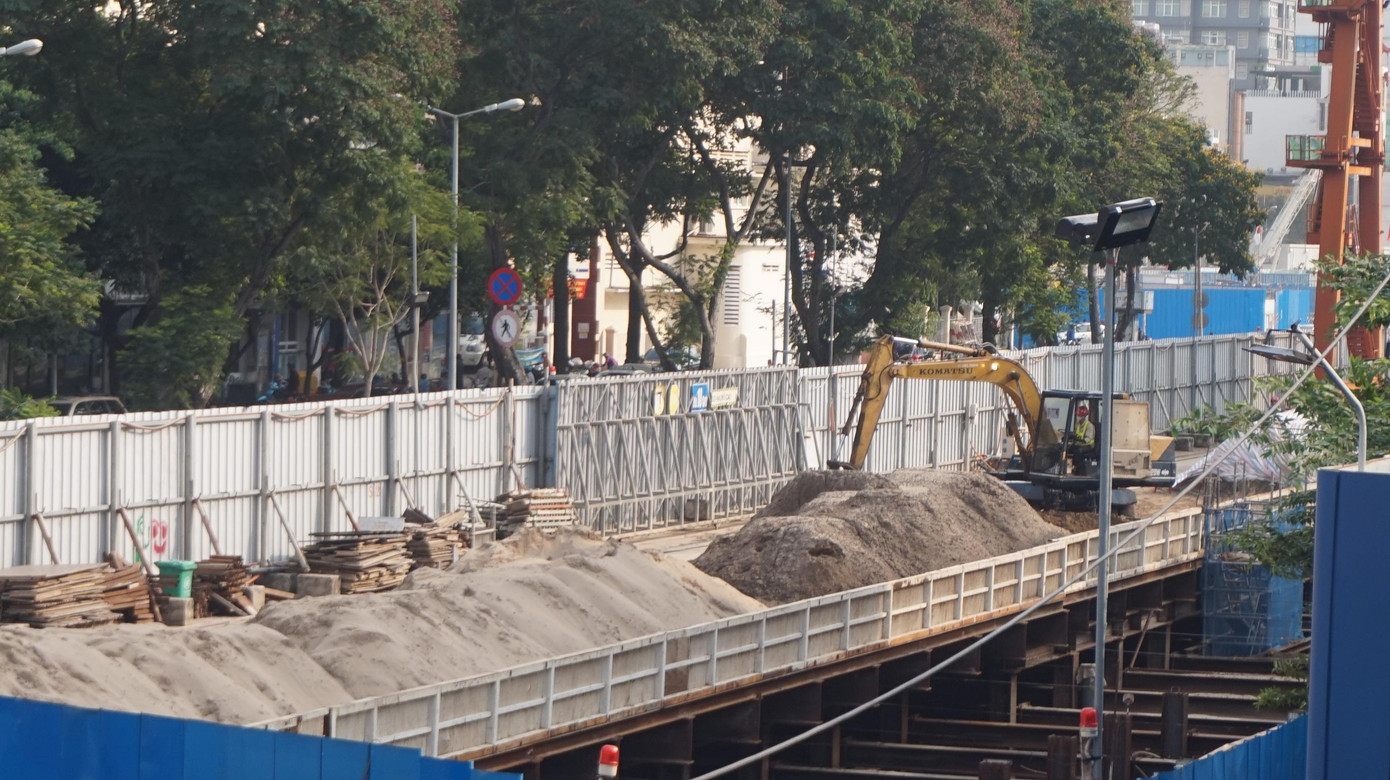 Máy xúc đang khẩn trương tái lập mặt đường. Máy xúc đang khẩn trương tái lập mặt đường.