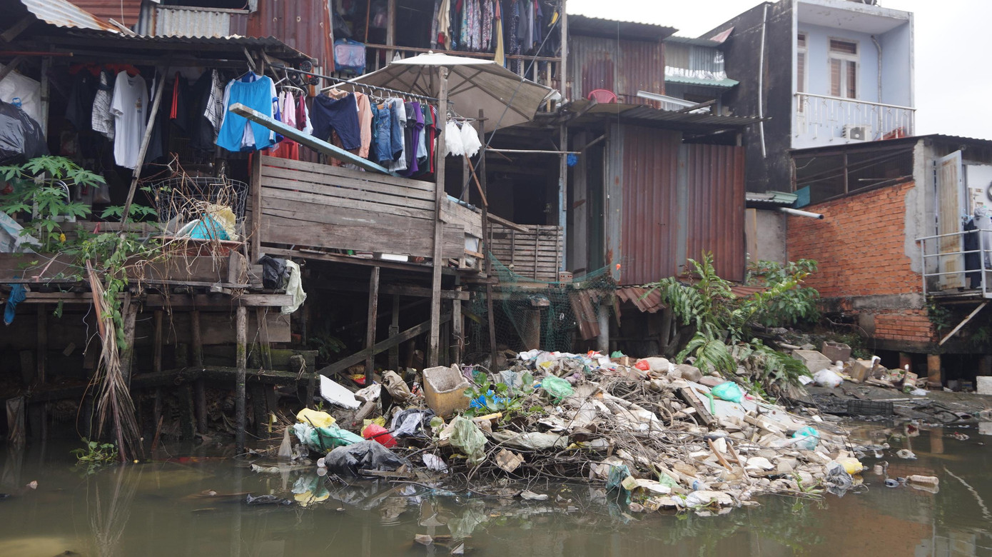 Những căn nhà tạm bợ mọc ở hai bên bờ kênh.