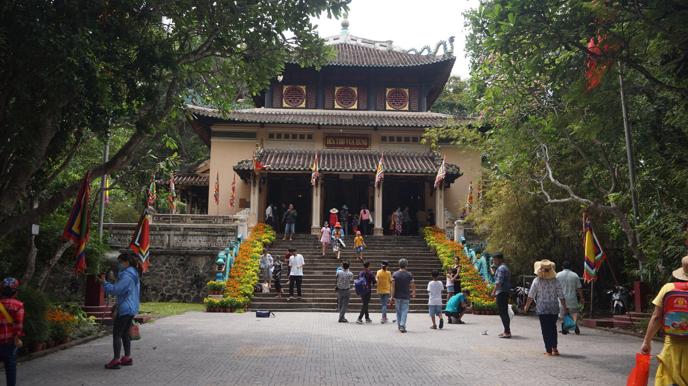 Lối vào khu tưởng niệm các Vua Hùng trong công viên.