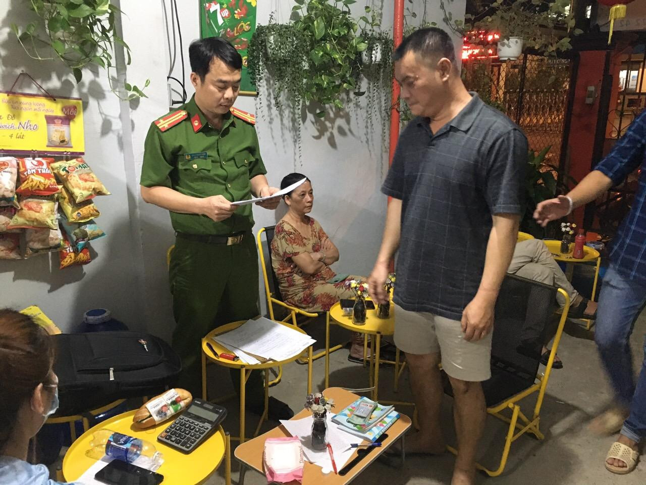 Công an đọc lệnh khám xét, bắt một đối tượng trong đường dây cờ bạc này. Ảnh CA Công an đọc lệnh khám xét, bắt một đối tượng trong đường dây cờ bạc này. Ảnh CA