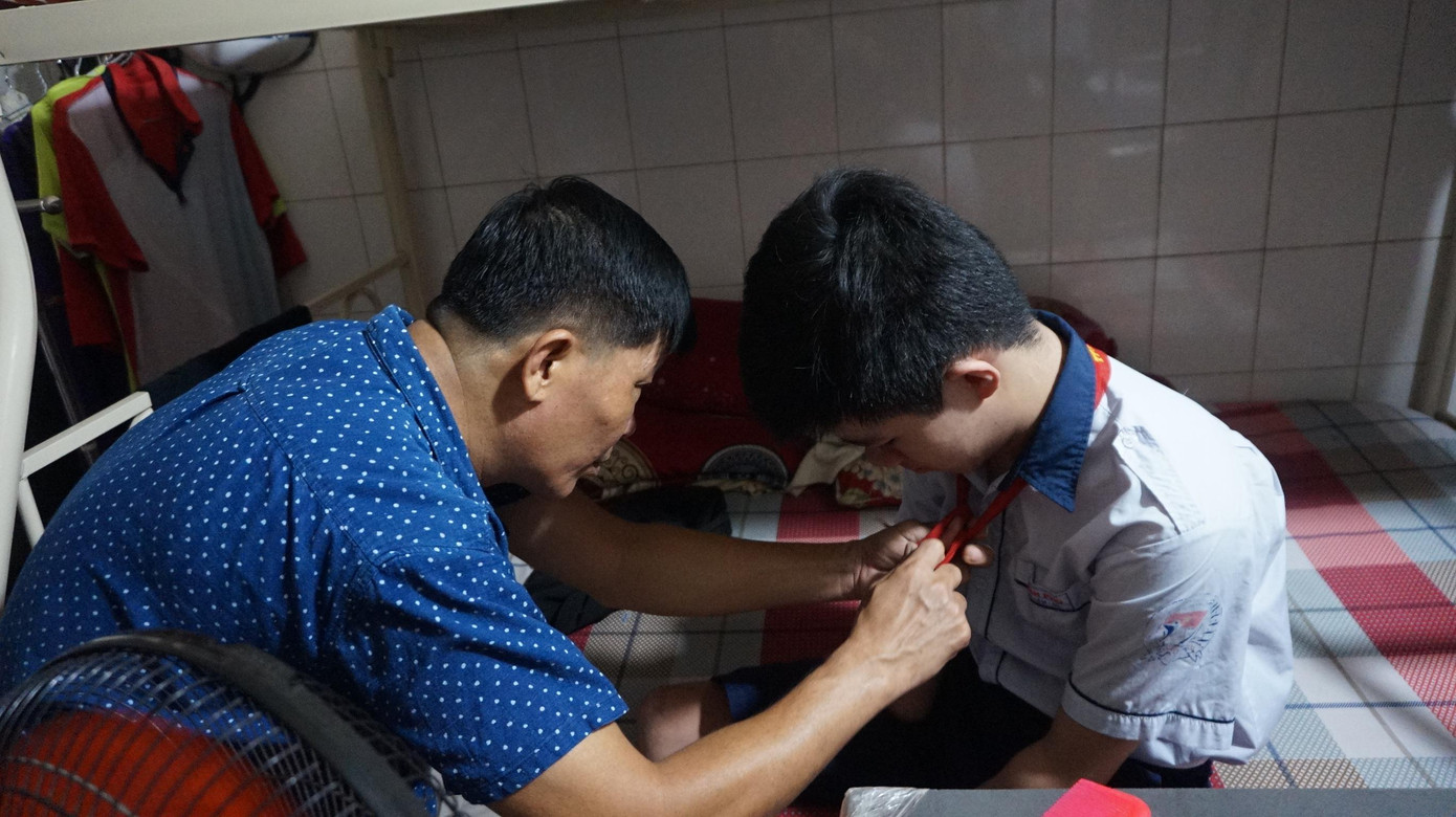 Ba hai em chuẩn bị cho con đến trường mỗi sáng. Ba hai em chuẩn bị cho con đến trường mỗi sáng.