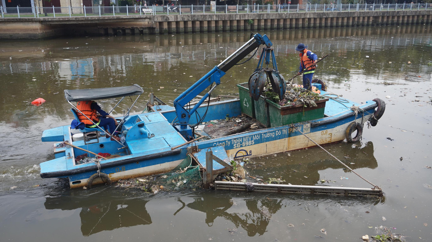 Đại diện Công ty TNHH MTV Môi trường Đô thị TP HCM cho biết, vào đầu mùa mưa thường có hiện tượng cá chết.