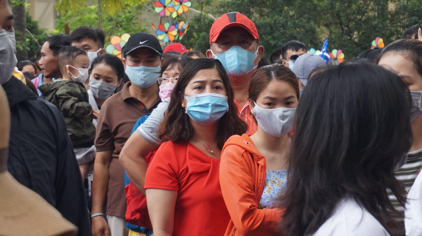 Mọi người tuân thủ đeo khẩu trang phòng dịch COVID-19.