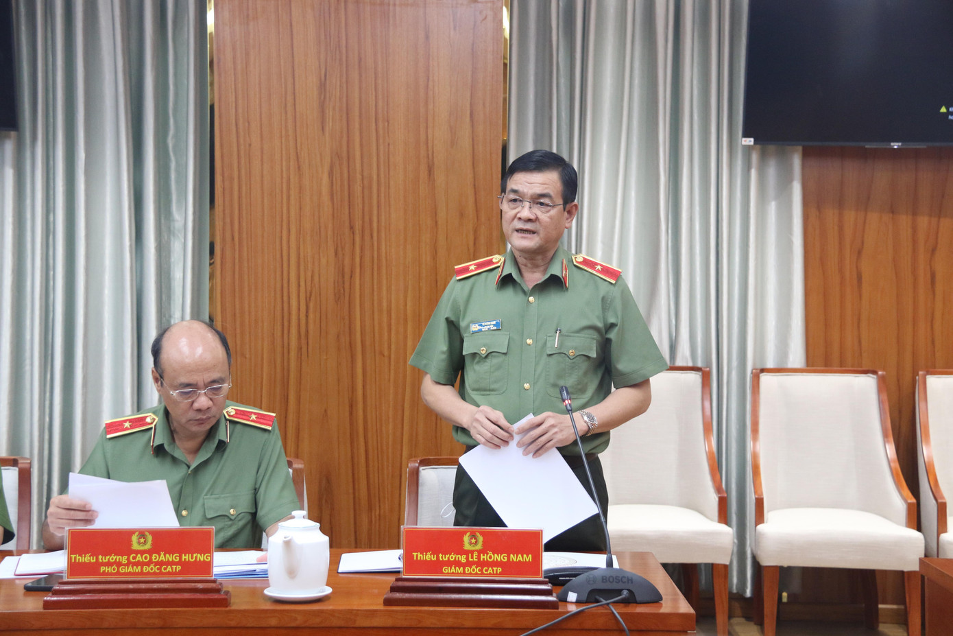 Thiếu tướng Lê Hồng Nam, Giám đốc Công an TPHCM báo cáo về tình hình, kết quả công tác từ đầu năm 2021 đến nay. Ảnh CA Thiếu tướng Lê Hồng Nam, Giám đốc Công an TPHCM báo cáo về tình hình, kết quả công tác từ đầu năm 2021 đến nay. Ảnh CA