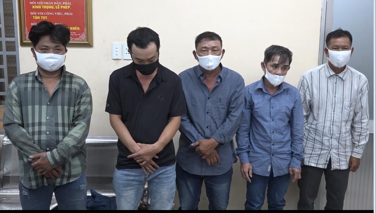 Các đối tượng trong băng nhóm chuyên dàn cảnh va quẹt xe trộm cắp tài sản. Ảnh CA Các đối tượng trong băng nhóm chuyên dàn cảnh va quẹt xe trộm cắp tài sản. Ảnh CA