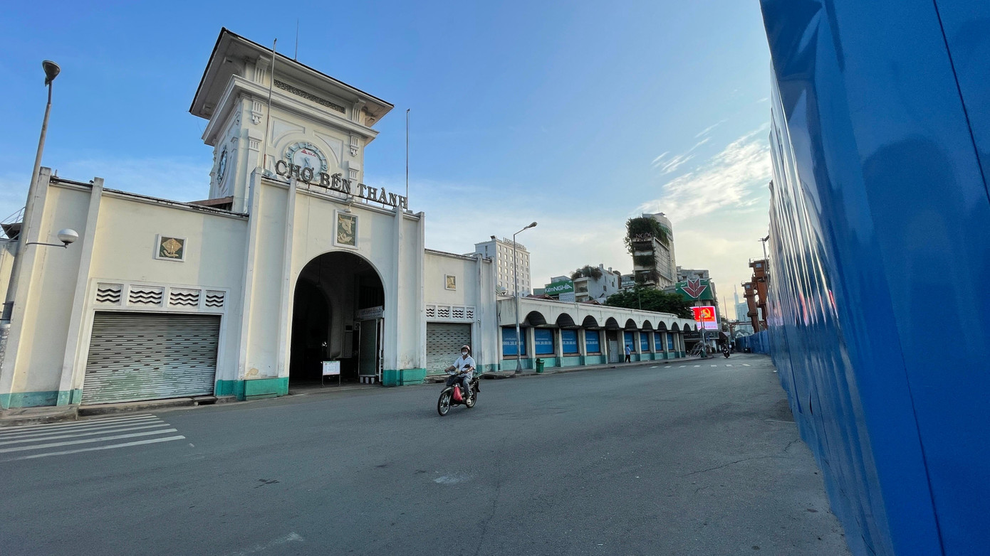 Cũng đang bị rào chắn che khuất thế này để thi công ga ngầm tuyến Metro số 1. Ảnh Văn Minh Cũng đang bị rào chắn che khuất thế này để thi công ga ngầm tuyến Metro số 1. Ảnh Văn Minh
