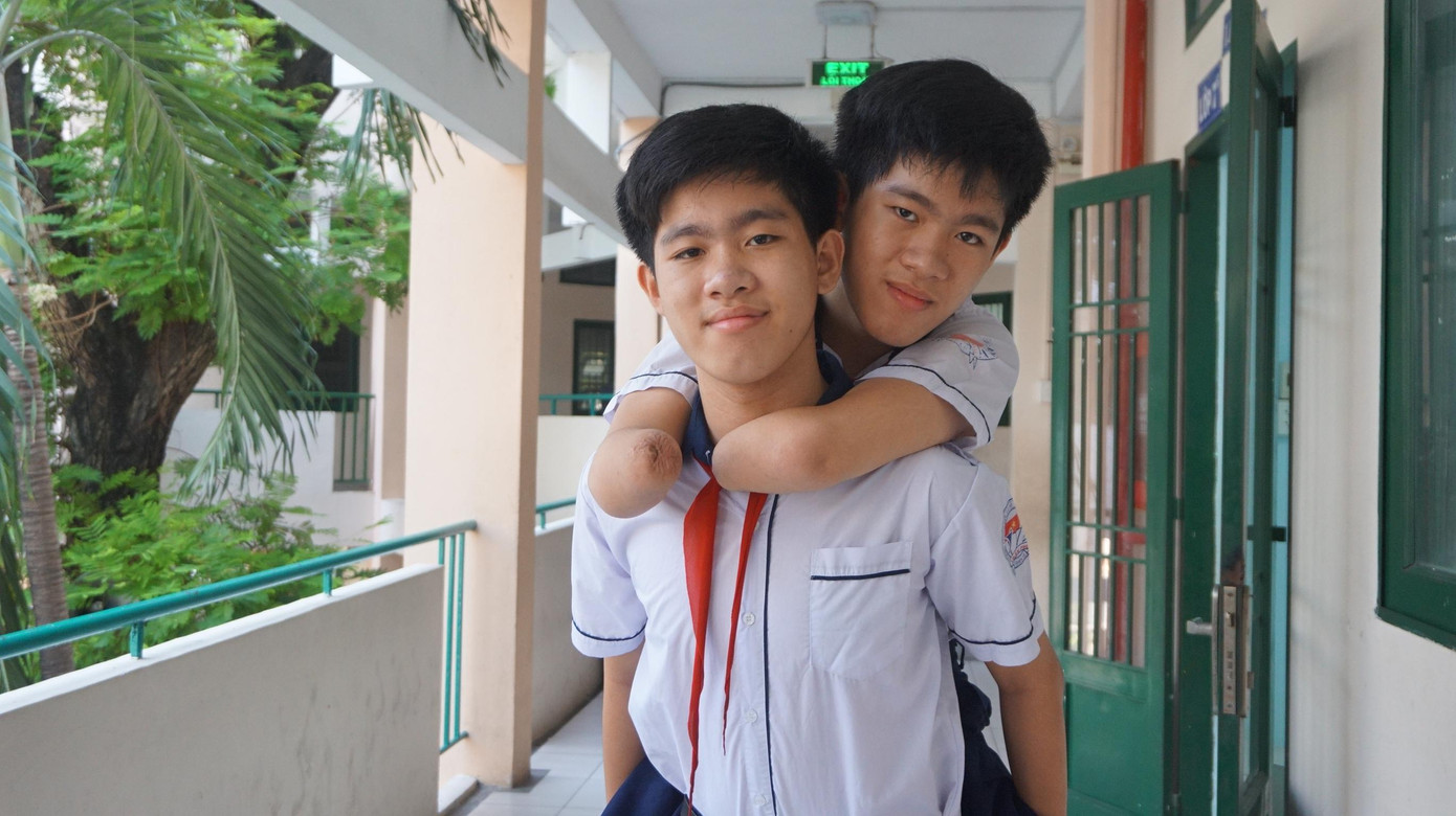 Hai anh em đến trường chỉ với một đôi chân. Hai anh em đến trường chỉ với một đôi chân.