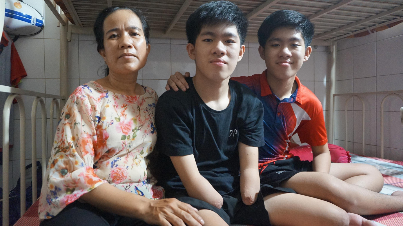 Ba mẹ con trong căn nhà trọ. Ba mẹ con trong căn nhà trọ.