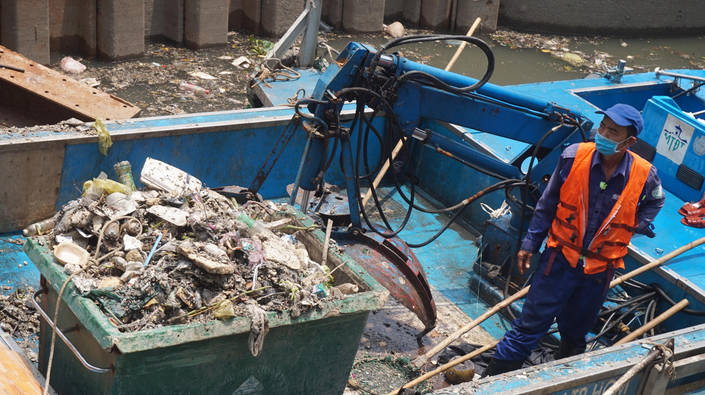 Cá chết chỉ sau 2 cơn mưa trái mùa.