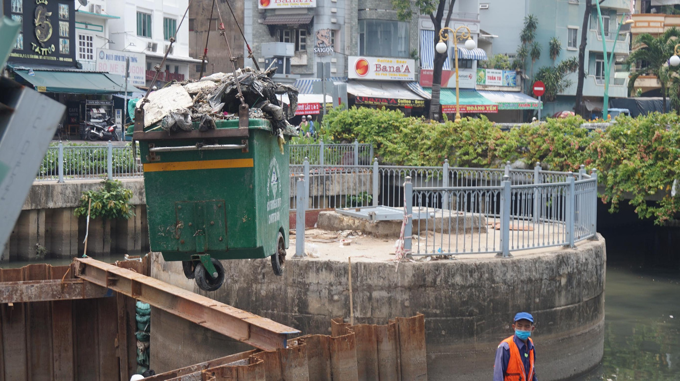 Trong các ngày 2/4 và 4/4 có hai cơn mưa, hàng tấn cá dưới kênh Nhiêu Lộc - Thị Nghè chết trắng.