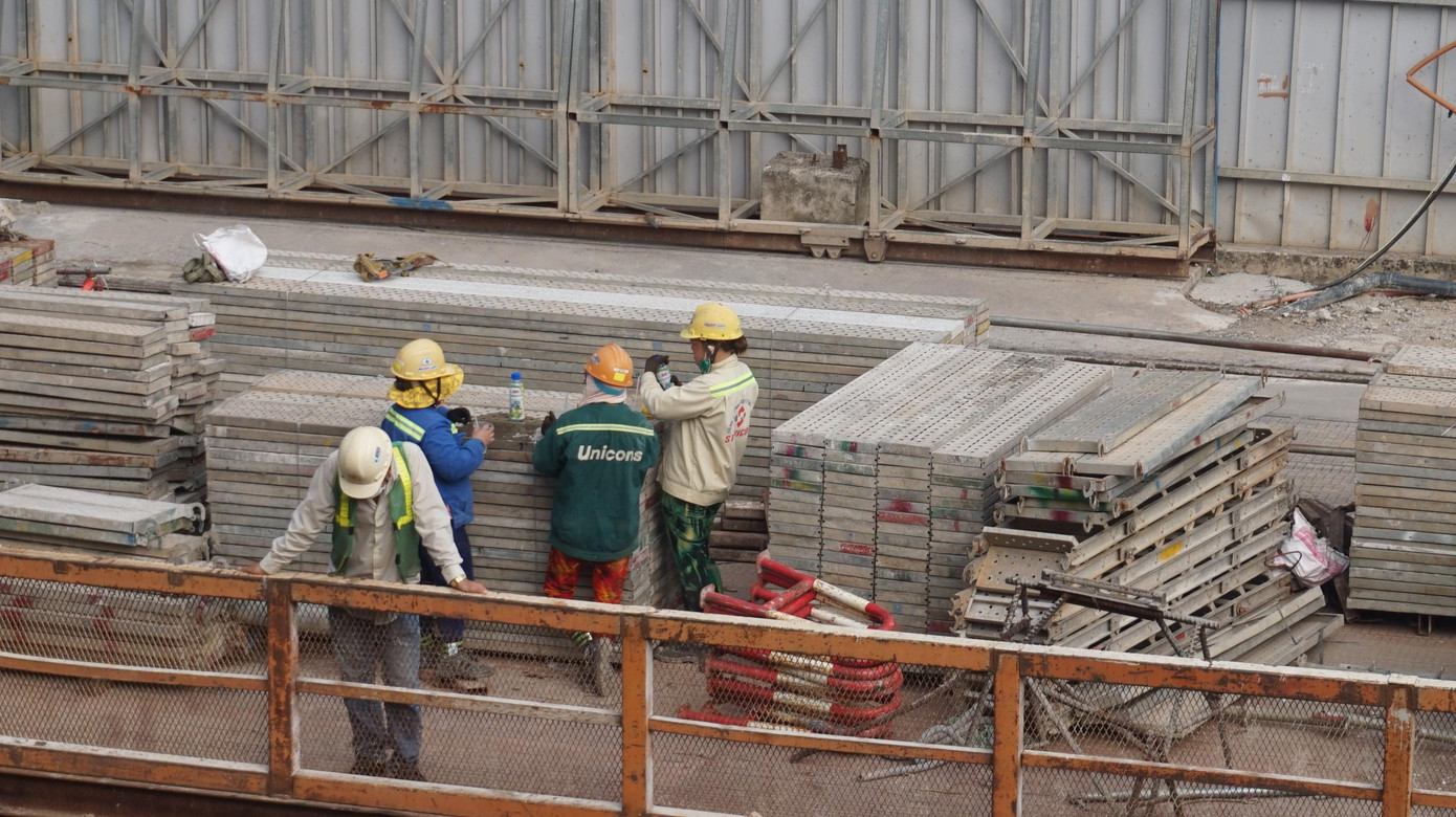 Những mảng bê - tông, gạch lát đường đã được đưa đến để tái lập mặt đường, vỉa hè. Những mảng bê - tông, gạch lát đường đã được đưa đến để tái lập mặt đường, vỉa hè.