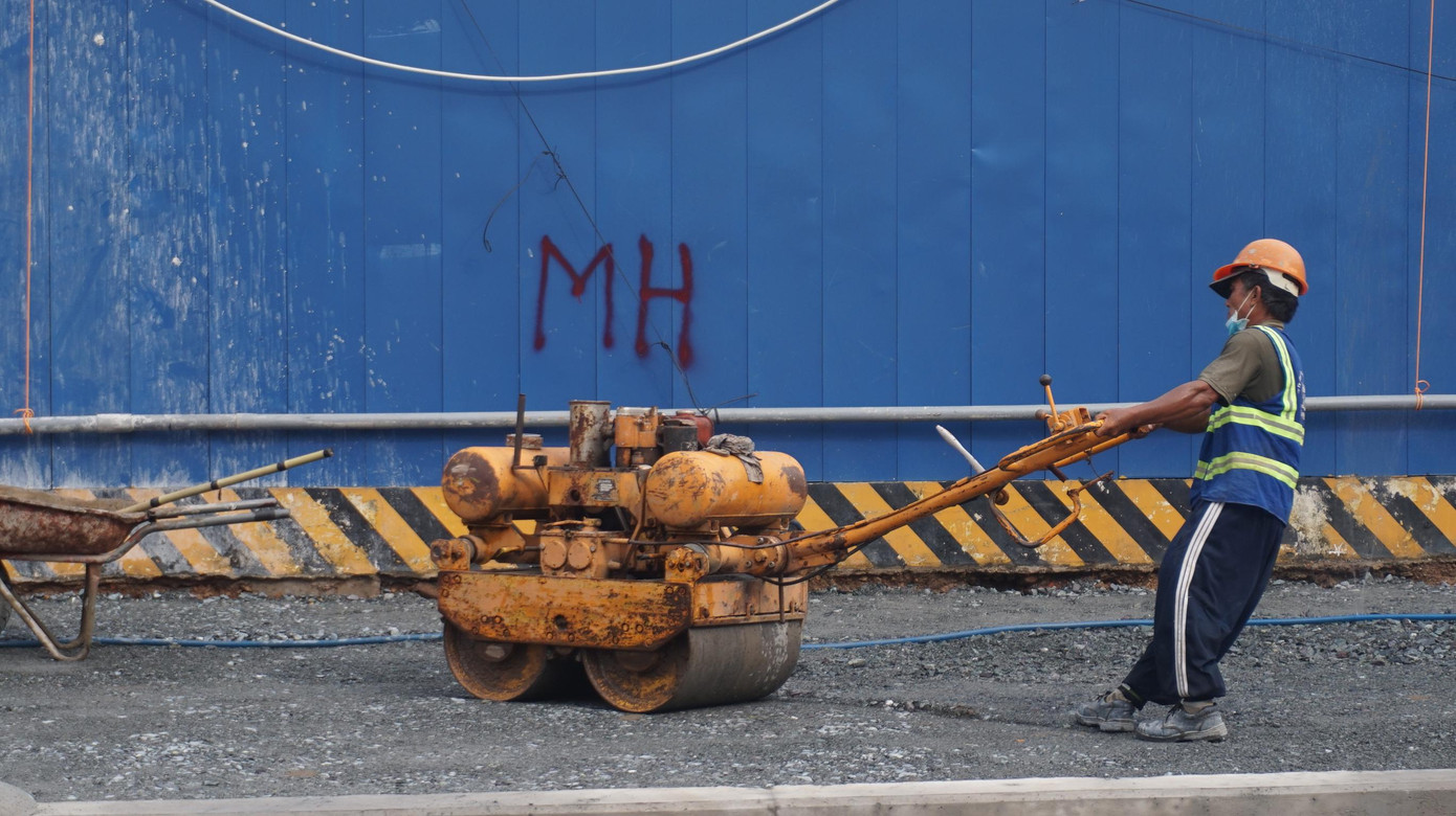 Hiện tại, công tác thi công tái lập như phá vỡ sàn tạm, cắt tường vây, đắp cát, cống thoát nước... bên trên ga Nhà hát TPHCM đang được tiến hành.