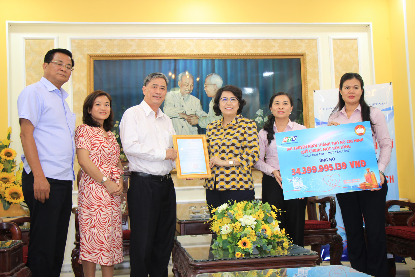 Uỷ ban MTTQ Việt Nam TPHCM tiếp nhận hơn 34 tỷ đồng từ Đài truyền hình TPHCM ủng hộ mua vắc xin phòng dịch COVID-19.