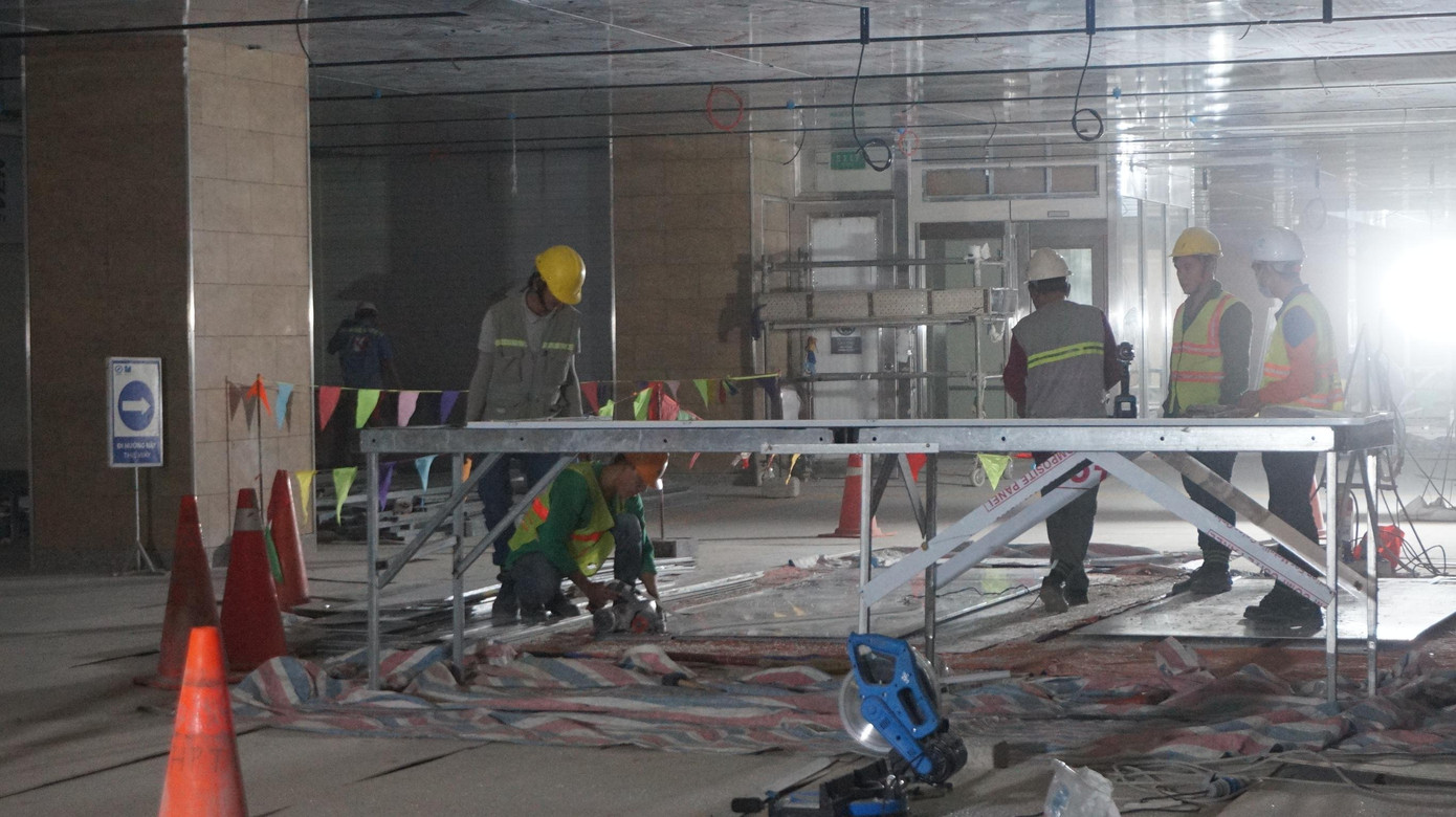 Công nhân tất tật làm việc trên công trường metro số 1 (tuyến Bến Thành - Suối Tiên).