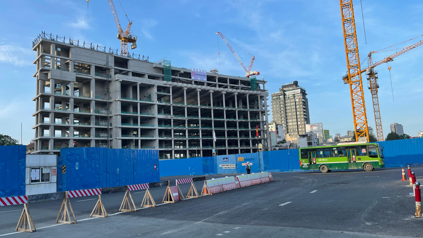 TPHCM yêu cầu Sở Quy hoạch - Kiến trúc phối hợp với Ban quản lý đường sắt đô thị TPHCM, các sở, ngành và đơn vị tư vấn khẩn trương nghiên cứu đề xuất phương án phân luồng giao thông, thiết kế cảnh quan và kế hoạch thi công tái lập tuyến đường Lê Lợi (đoạn từ đường Nguyễn Huệ đến khu vực chợ Bến Thành) trong quý 2/2021. Ảnh Văn Minh TPHCM yêu cầu Sở Quy hoạch - Kiến trúc phối hợp với Ban quản lý đường sắt đô thị TPHCM, các sở, ngành và đơn vị tư vấn khẩn trương nghiên cứu đề xuất phương án phân luồng giao thông, thiết kế cảnh quan và kế hoạch thi công tái lập tuyến đường Lê Lợi (đoạn từ đường Nguyễn Huệ đến khu vực chợ Bến Thành) trong quý 2/2021. Ảnh Văn Minh