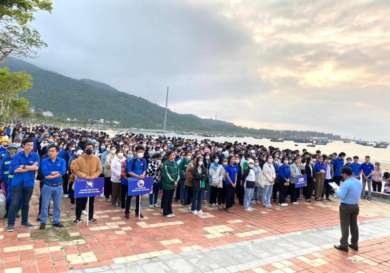 Với chủ đề “Giữ biển xanh – Để sống lành”, chương trình mở đầu tại khu vực bãi biển Thọ Quang, quận Sơn Trà nhằm tuyên truyền nâng cao nhận thức của người dân, du khách trong việc nói không với rác thải nhựa, ý thức về bảo vệ môi trường và hệ sinh thái biển các bãi biển Đà Nẵng.