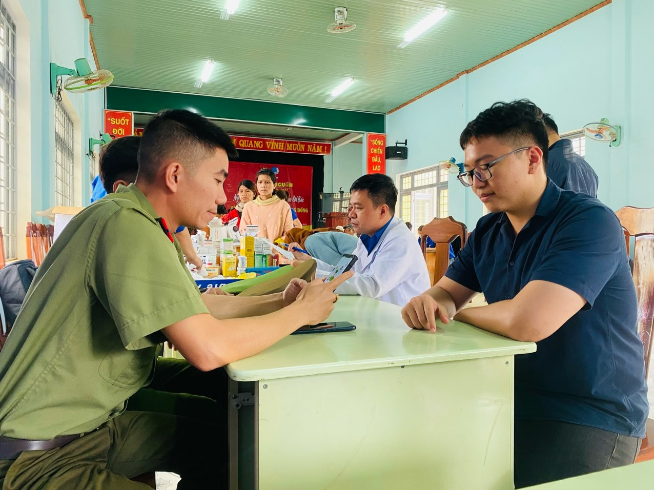 Hàng trăm ĐVTN hỗ trợ, giúp đỡ hơn 500 lượt người dân và ĐVTN dân tộc thiểu số (DTTS) cài đặt, sử dụng tài khoản định danh điện tử VneID.