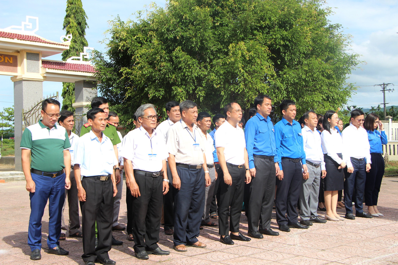 Đoàn công tác T.Ư Đoàn cùng các đơn vị tưởng niệm các anh hùng liệt sĩ tại Nghĩa trang liệt sĩ xã Đức Phú. Ảnh: Thái Lâm Đoàn công tác T.Ư Đoàn cùng các đơn vị tưởng niệm các anh hùng liệt sĩ tại Nghĩa trang liệt sĩ xã Đức Phú. Ảnh: Thái Lâm