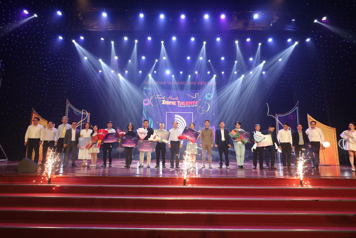 Kết quả chung cuộc, giải Nhất thuộc về trường ĐH Kinh tế; giải Nhì trường ĐH Ngoại ngữ; giải Ba trường ĐH Sư phạm, Khoa Y dược. Giải khuyến khích gồm Viện nghiên cứu & đào tạo Việt Anh, ĐH Bách khoa, ĐH Sư phạm kỹ thuật và ĐH Việt Hàn. Kết quả chung cuộc, giải Nhất thuộc về trường ĐH Kinh tế; giải Nhì trường ĐH Ngoại ngữ; giải Ba trường ĐH Sư phạm, Khoa Y dược. Giải khuyến khích gồm Viện nghiên cứu & đào tạo Việt Anh, ĐH Bách khoa, ĐH Sư phạm kỹ thuật và ĐH Việt Hàn.