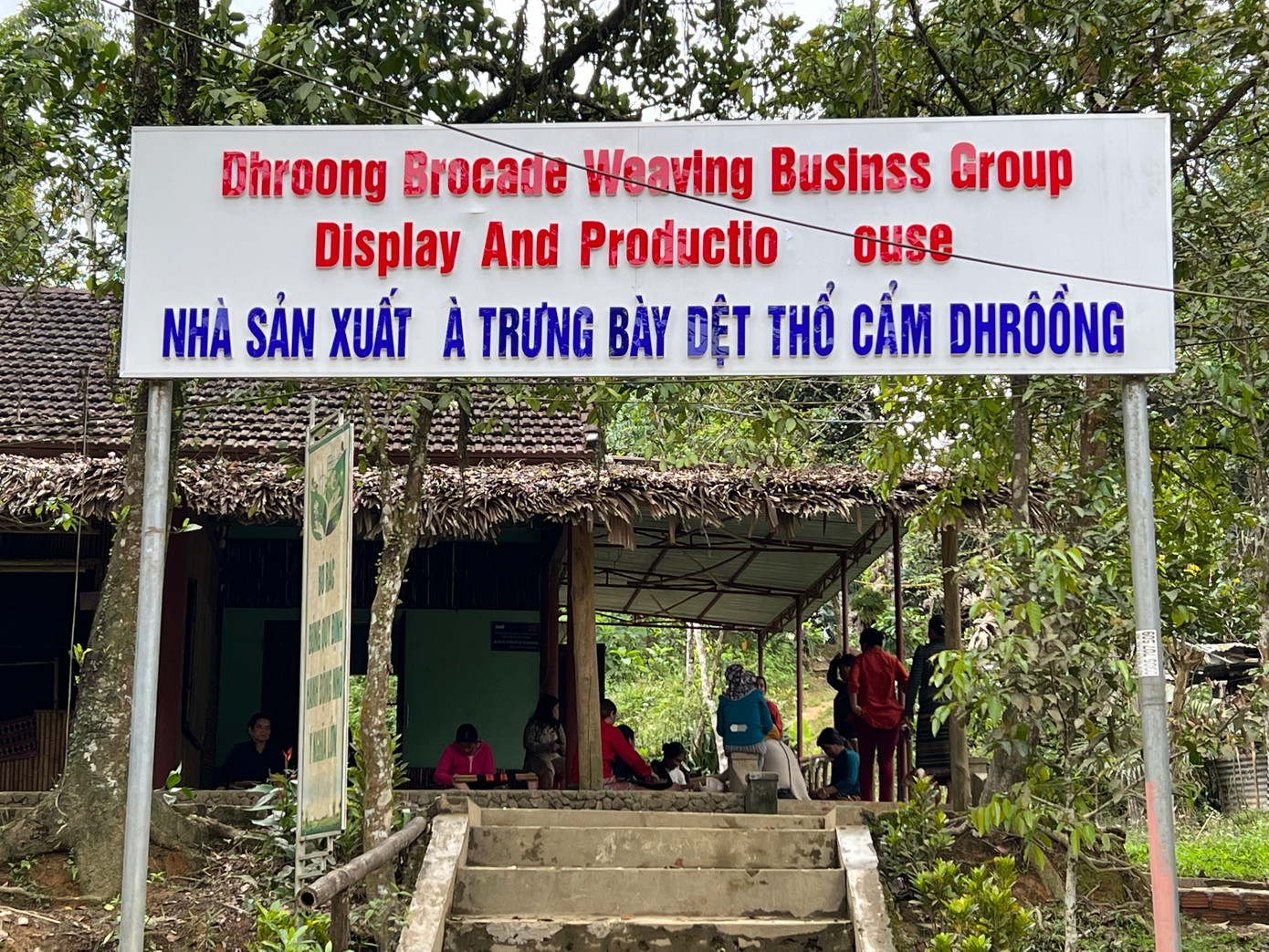 Tổ hợp tác dệt thổ cẩm thôn Đhrôồng chính thức hoạt động từ tháng 6/2013. Ngày 20/3/2014 UBND tỉnh Quảng Nam đã thống nhất cho phép sử dụng địa danh thôn Đhrôồng (xã Tà Lu, huyện Đông Giang) để đăng ký nhãn hiệu “COTU YAYA DHROONG” cho 6 nhóm sản phẩm sản xuất tại Tổ hợp tác dệt thổ cẩm làng nghề trong thôn. Ảnh: Thái Lâm.