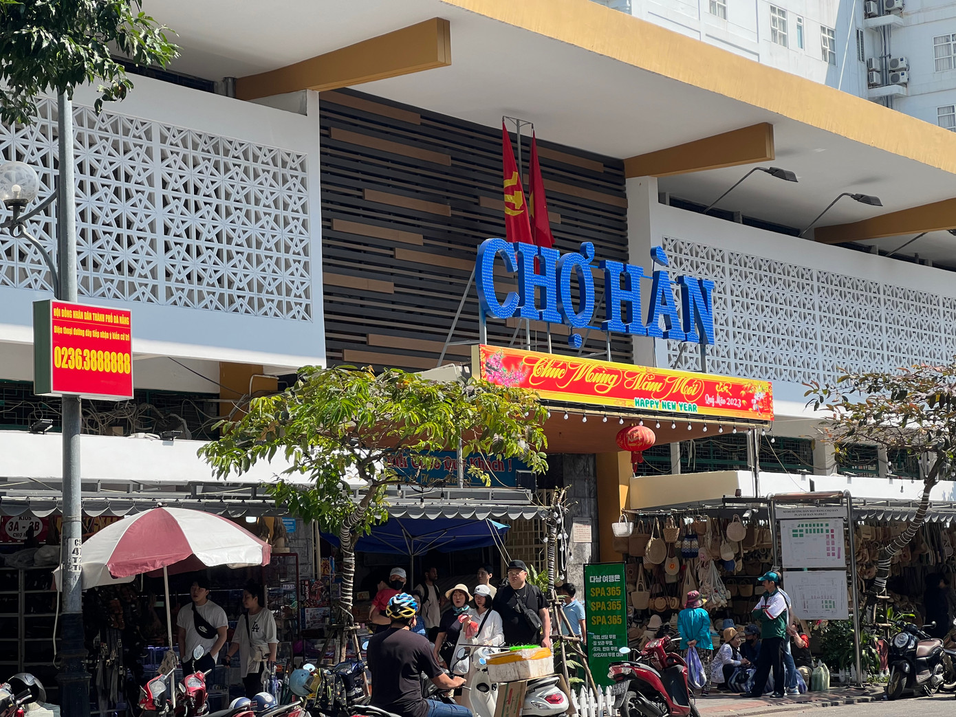 Khởi công ngày 6/9/2022, thời gian thực hiện là 100 ngày, tuy nhiên đến nay, công trình vẫn còn một số điểm vẫn chưa hoàn thành. Ảnh: Thái Lâm. Khởi công ngày 6/9/2022, thời gian thực hiện là 100 ngày, tuy nhiên đến nay, công trình vẫn còn một số điểm vẫn chưa hoàn thành. Ảnh: Thái Lâm.