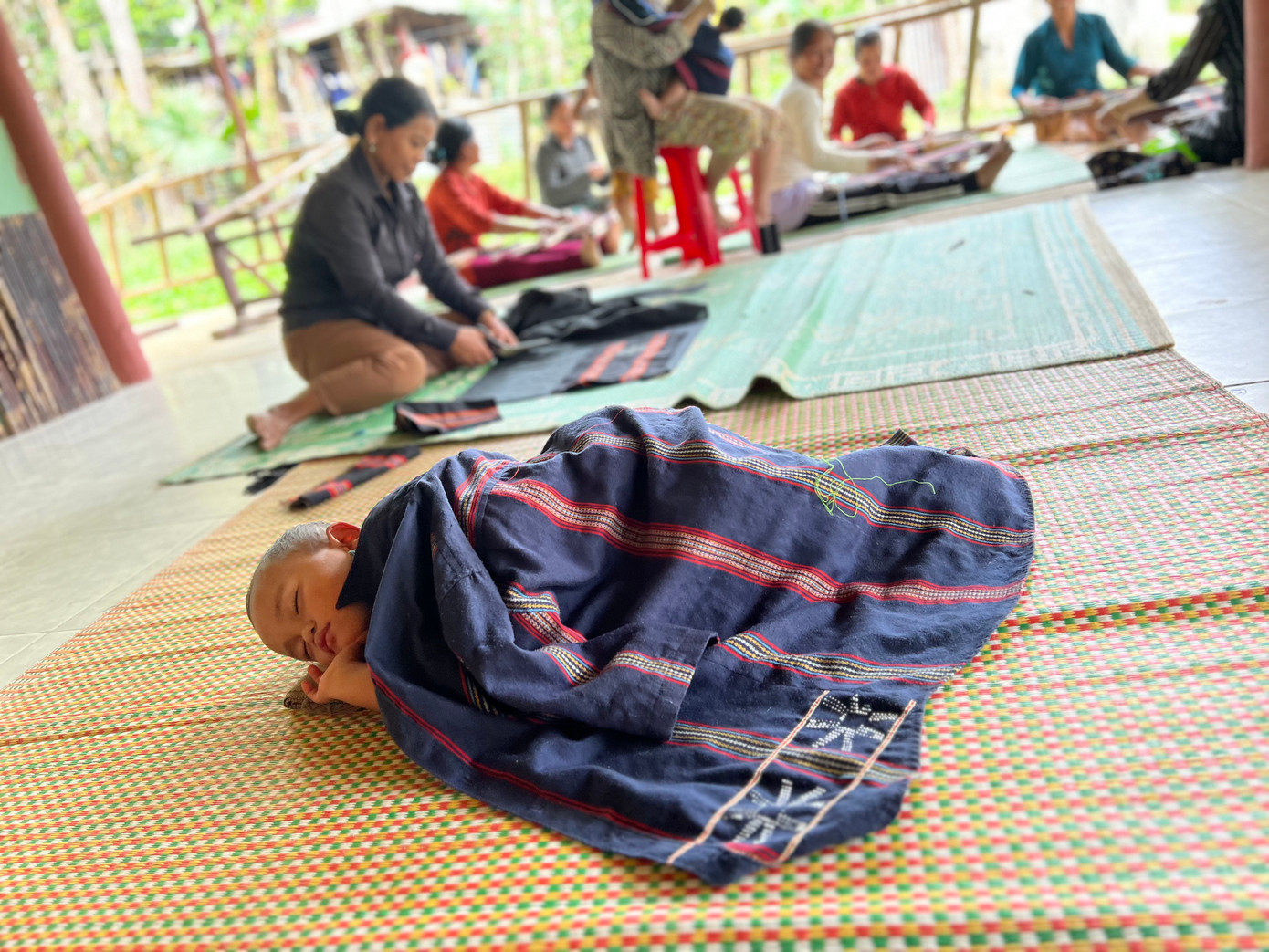 Không khó để bắt gặp nơi đây những đứa trẻ say giấc nồng bên cạnh mẹ.