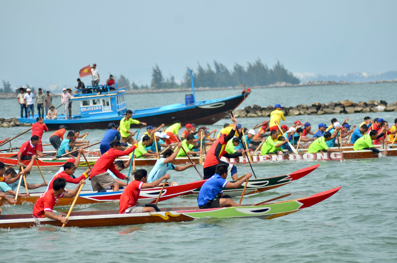 So với các năm trước, các đội đua năm nay đều mạnh, chiến đấu hết sức vì màu cờ sắc áo cho đội mình, tạo nên không khí sôi nổi, hấp dẫn. Ảnh: Thái Lâm.