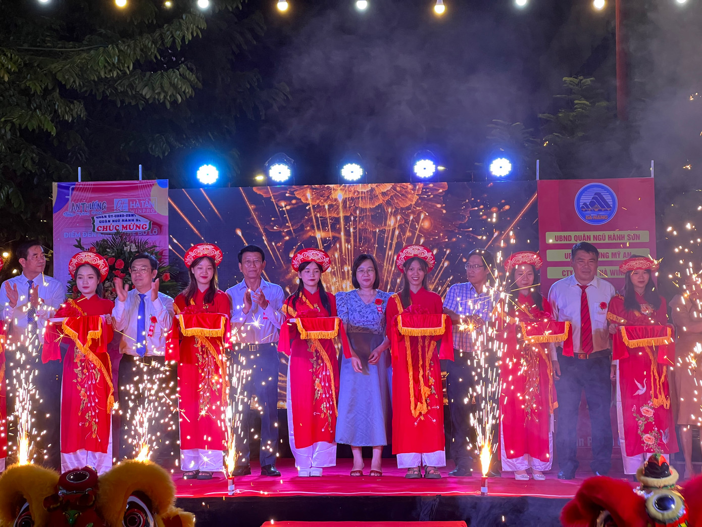 Tối 15/7, thành phố Đà Nẵng khai trương không gian phố đi bộ, chợ đêm thanh toán không dùng tiền mặt và gian hàng OCOP - Sản phẩm đặc trưng Đà Nẵng tại Khu phố du lịch An Thượng (phường Mỹ An, quận Ngũ Hành Sơn). Ảnh: Thái Lâm.