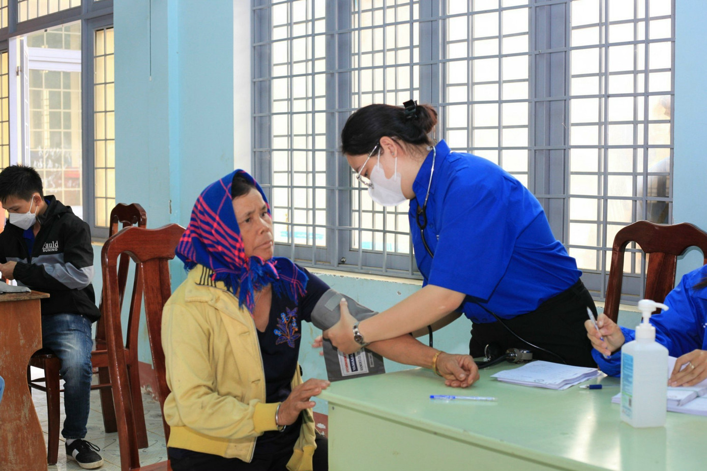 Tham gia chuỗi hoạt động, CLB Thầy thuốc trẻ Kon Tum (trực thuộc Ủy ban Hội LHTN Việt Nam tỉnh Kon Tum) đã khám, chữa bệnh, cấp phát thuốc miễn phí cho hơn 200 bà con nghèo, cận nghèo xã Đăk Choong (huyện Đăk Glei)