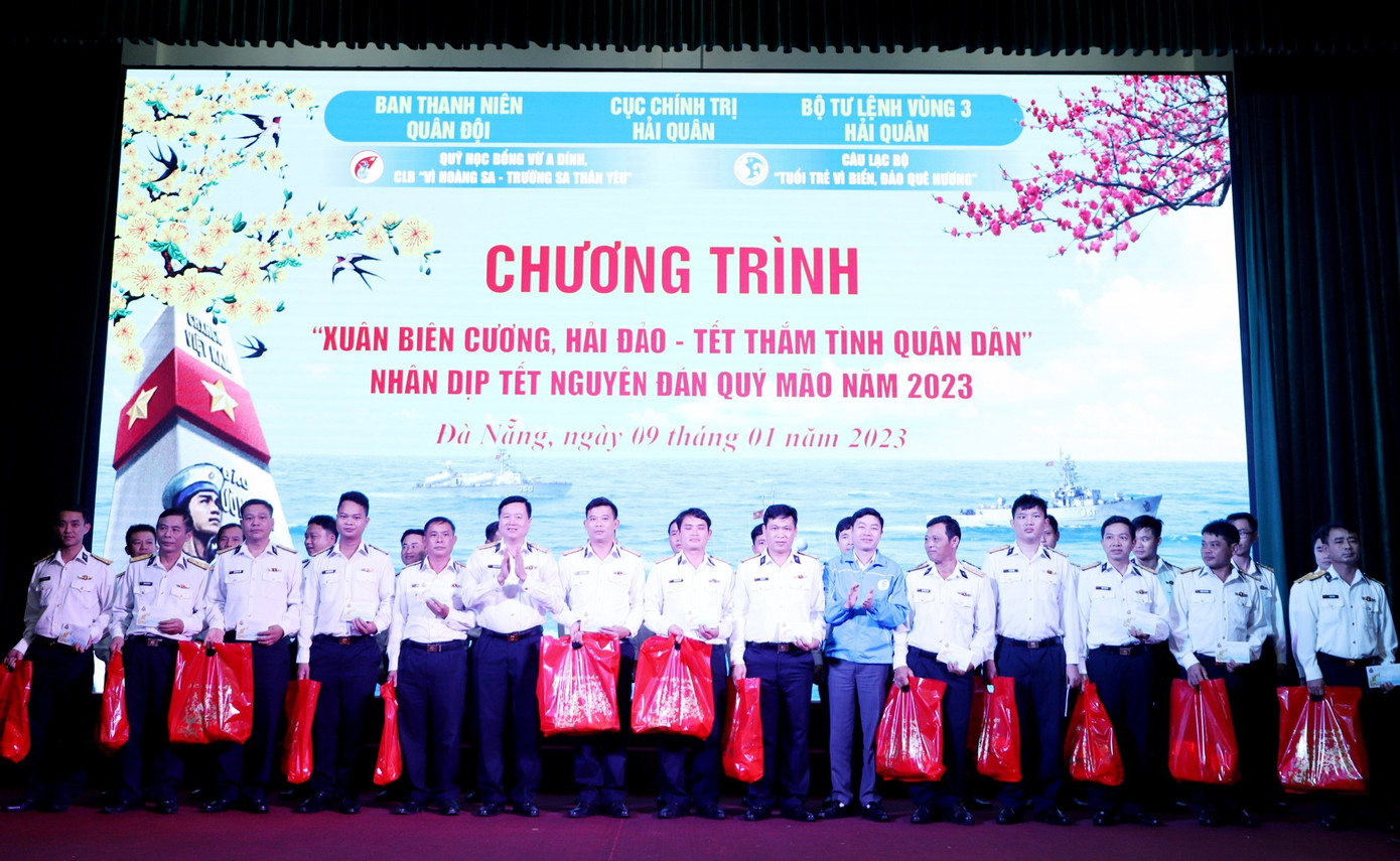 BTC chương trình trao quà Tết tặng đến các thân nhân liệt sĩ, gia đình cán bộ, chiến sĩ, đoàn viên, hội viên có hoàn cảnh khó khăn. Ảnh: Thái Lâm. BTC chương trình trao quà Tết tặng đến các thân nhân liệt sĩ, gia đình cán bộ, chiến sĩ, đoàn viên, hội viên có hoàn cảnh khó khăn. Ảnh: Thái Lâm.