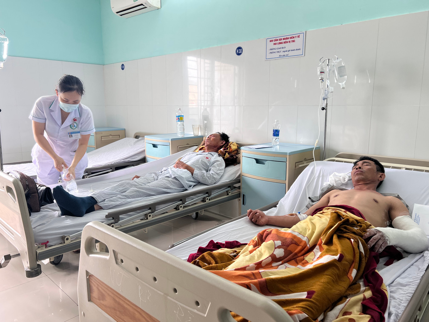 Các bệnh nhân đang cấp cứu trong bệnh viện. Ảnh: Thái Lâm Các bệnh nhân đang cấp cứu trong bệnh viện. Ảnh: Thái Lâm