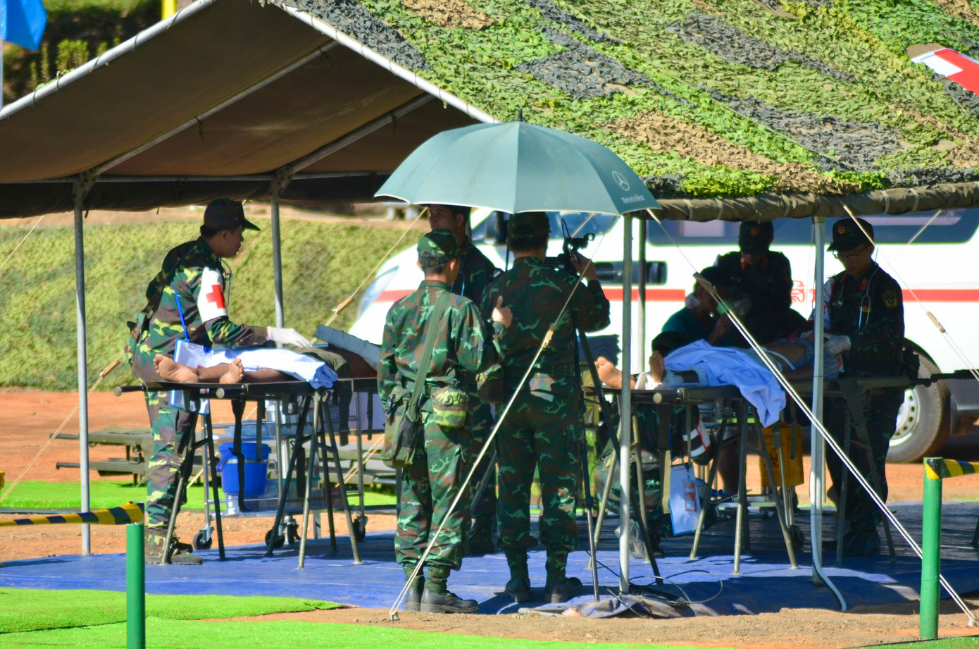 Lực lượng sơ, cấp cứu ban đầu tổ chức tiếp nhận các nạn nhân.