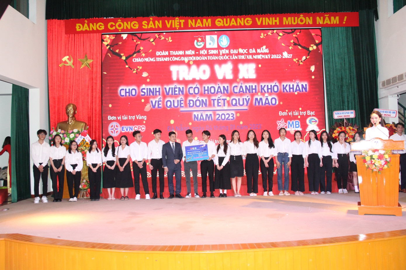 BTC trao 200 vé xe cho các bạn sinh viên có hoàn cảnh khó khăn về quê ăn Tết. Ảnh: Thái Lâm. BTC trao 200 vé xe cho các bạn sinh viên có hoàn cảnh khó khăn về quê ăn Tết. Ảnh: Thái Lâm.