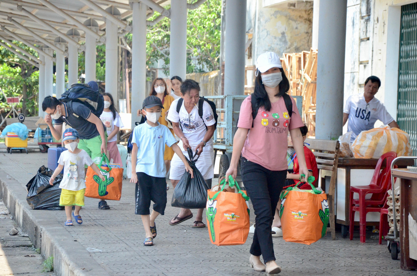 Trở lại sau chuỗi ngày nghỉ lễ, hàng trăm người dân lỉnh kỉnh xách đồ đạc ra cổng ga. Bạn Nguyễn Đình Nam (sinh viên ĐH Duy Tân, quê Quảng Bình) chia sẻ: "Trở lại trường để học tập sau kỳ nghỉ lễ, gia đình chuẩn bị cho em nhiều đồ quê mang đi ăn dần".