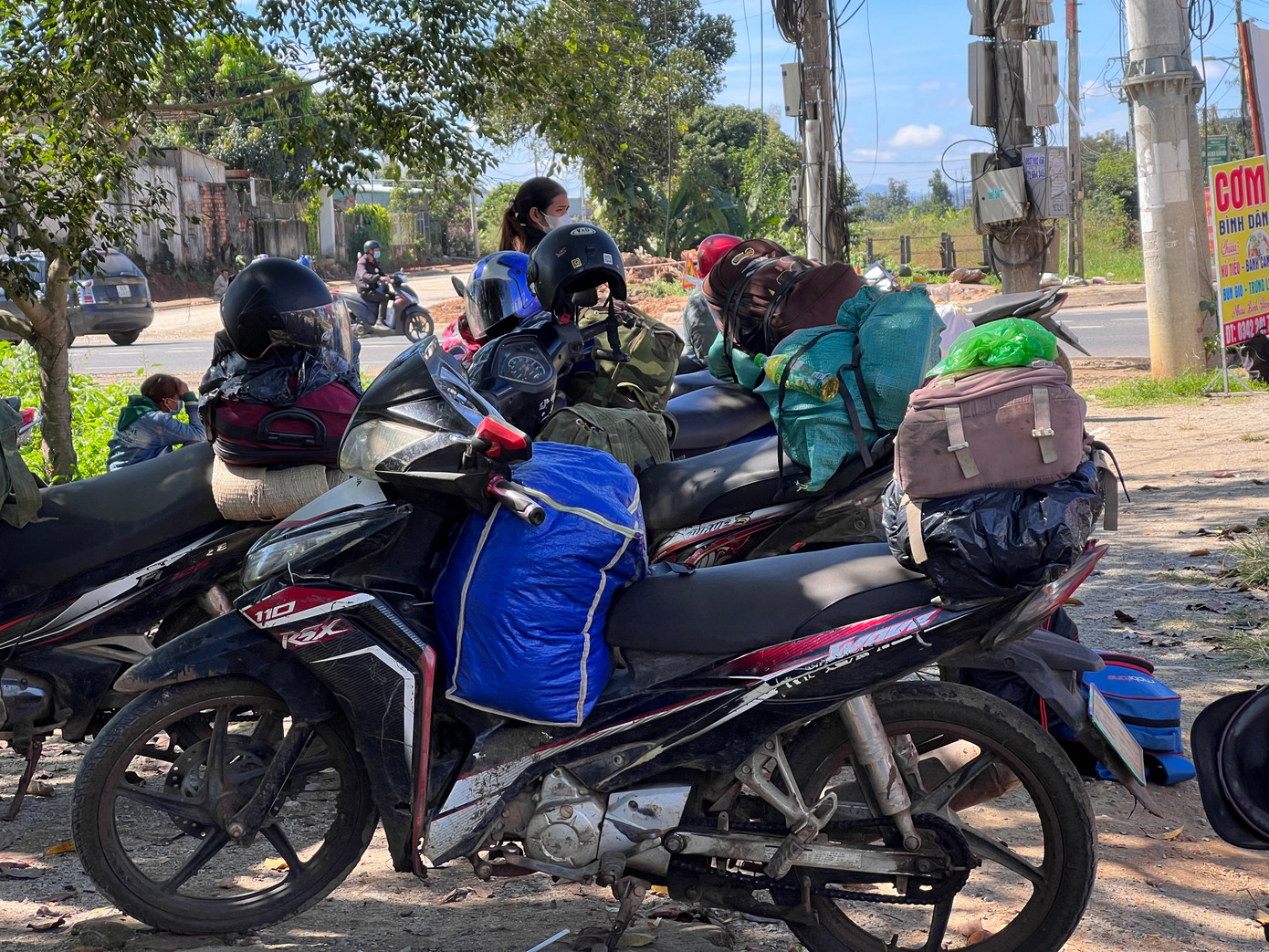 Người dân lỉnh kỉnh đồ đạc đi xe máy ngược ngàn làm thuê.