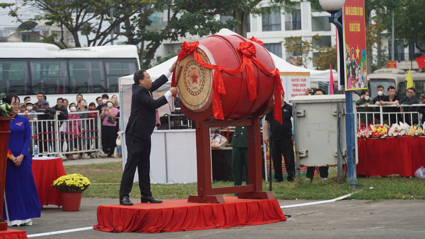 Ông Lê Tự Gia Thạnh, Chủ tịch quận Hải Châu bày tỏ tin tưởng và tuyên dương các thanh niên đã thực hiện đúng nghĩa vụ của mình đối với quê hương, đất nước. Đồng thời, đề nghị các cấp ủy Đảng, chính quyền địa phương và các ban, ngành, đoàn thể chăm lo thực hiện tốt chính sách hậu phương quân đội, cùng các quân nhân khác. Trong ảnh: Chủ tịch quận Hải Châu đánh trống mở hội giao quân.