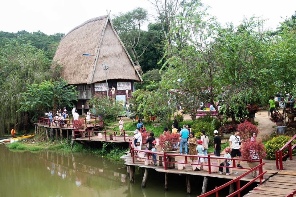 Các địa điểm du lịch đông đúc du khách lui tới. Các địa điểm du lịch đông đúc du khách lui tới.