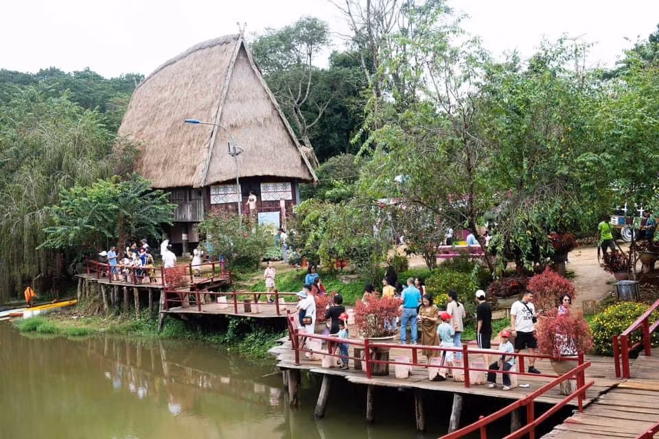Các địa điểm du lịch đông đúc du khách lui tới.