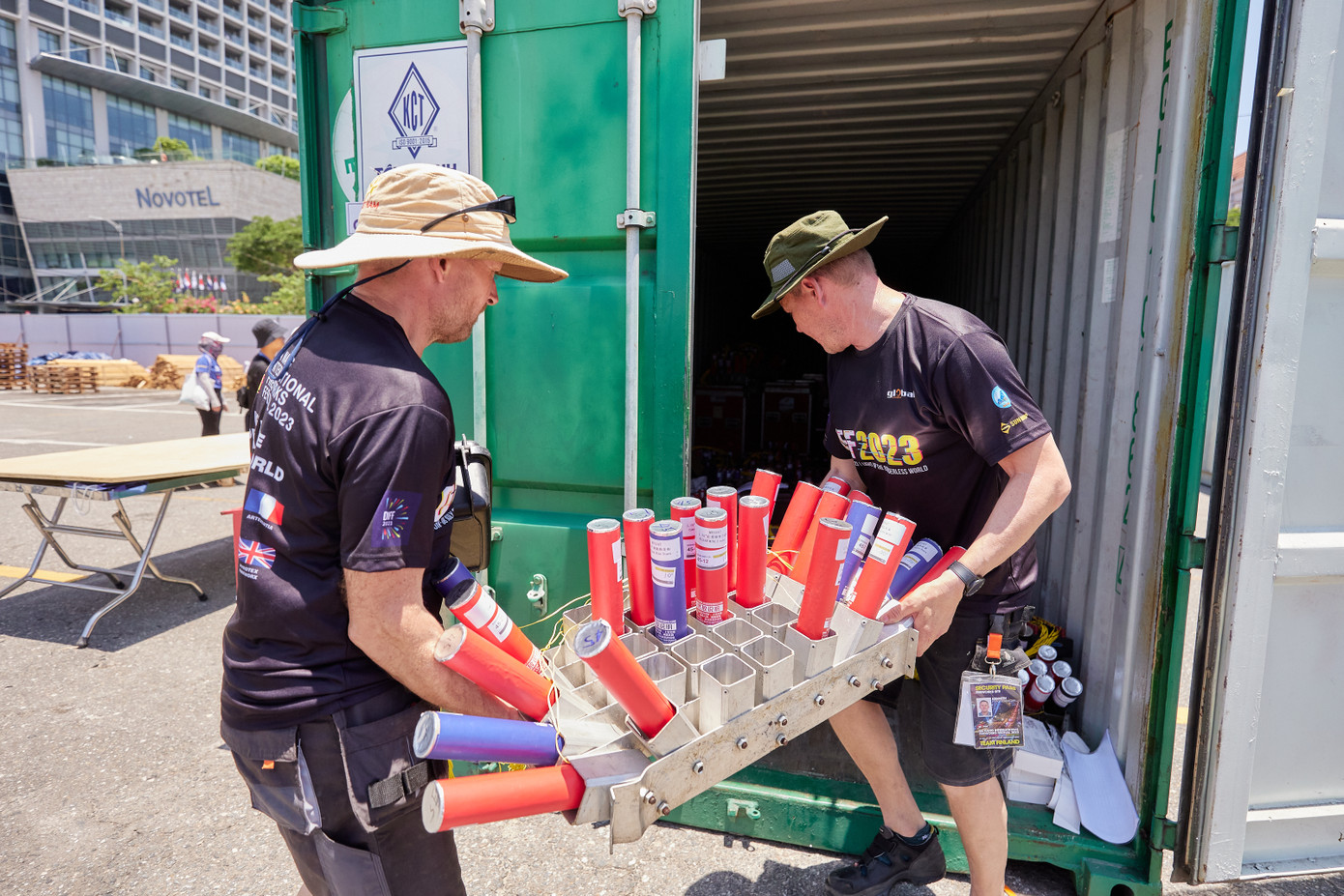 Thời tiết Đà Nẵng nắng nóng gần 40 độ C nhưng hai đội vẫn tích cực chuẩn bị rất kỹ lưỡng, hứa hẹn mang đến những màn trình diễn ấn tượng, độc đáo.