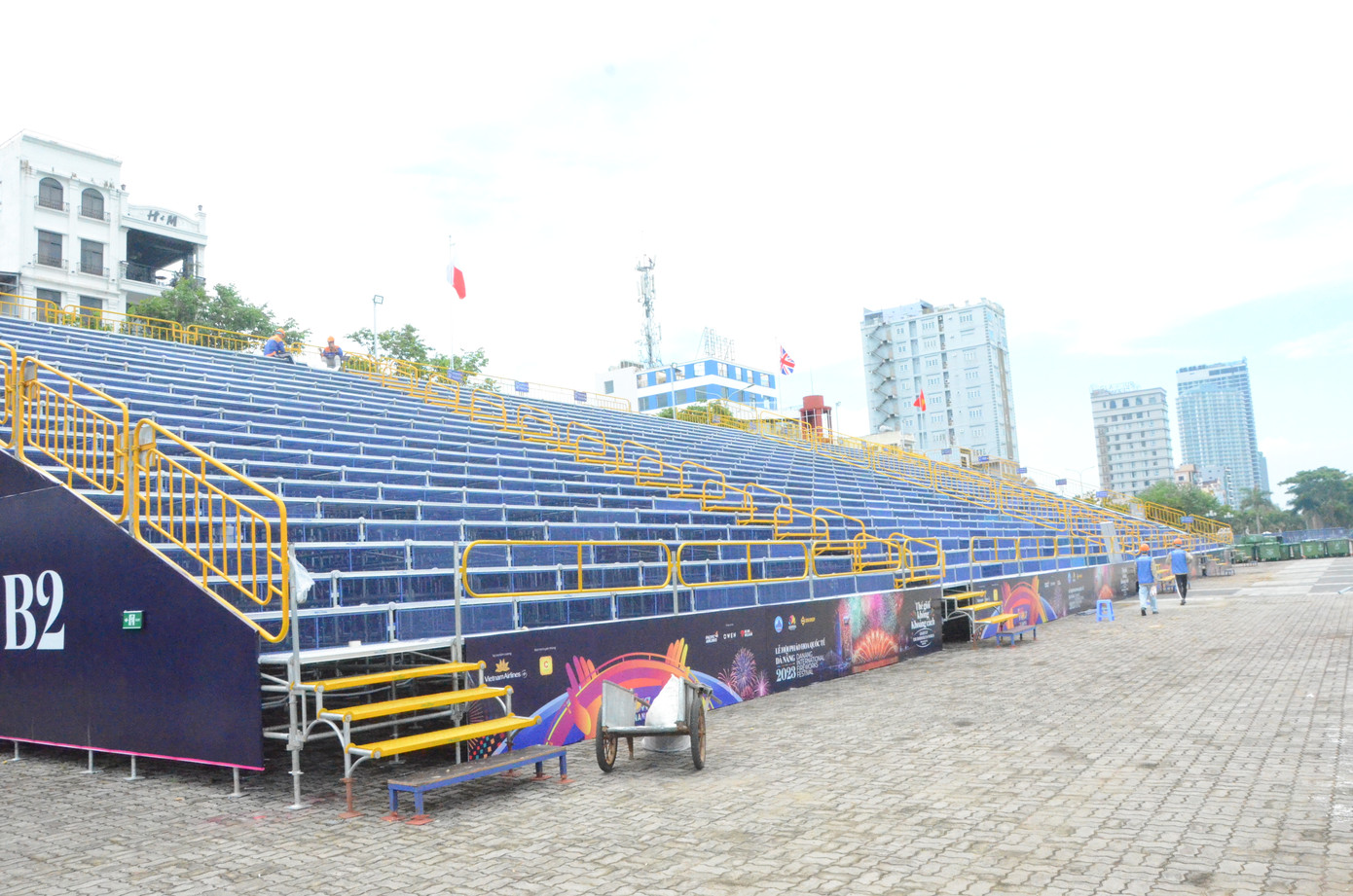 Theo BTC, diện tích sân khấu DIFF năm nay rộng khoảng 1.050 m2, Sân khấu có tổng chiều dài 62m, rộng 22m. Ngoài ra, khu vực khán đài năm nay có quy mô hơn 5.000 chỗ ngồi, với 3 phân khu với 8 khu vực, tổng diện tích khoảng 9.500 m2.