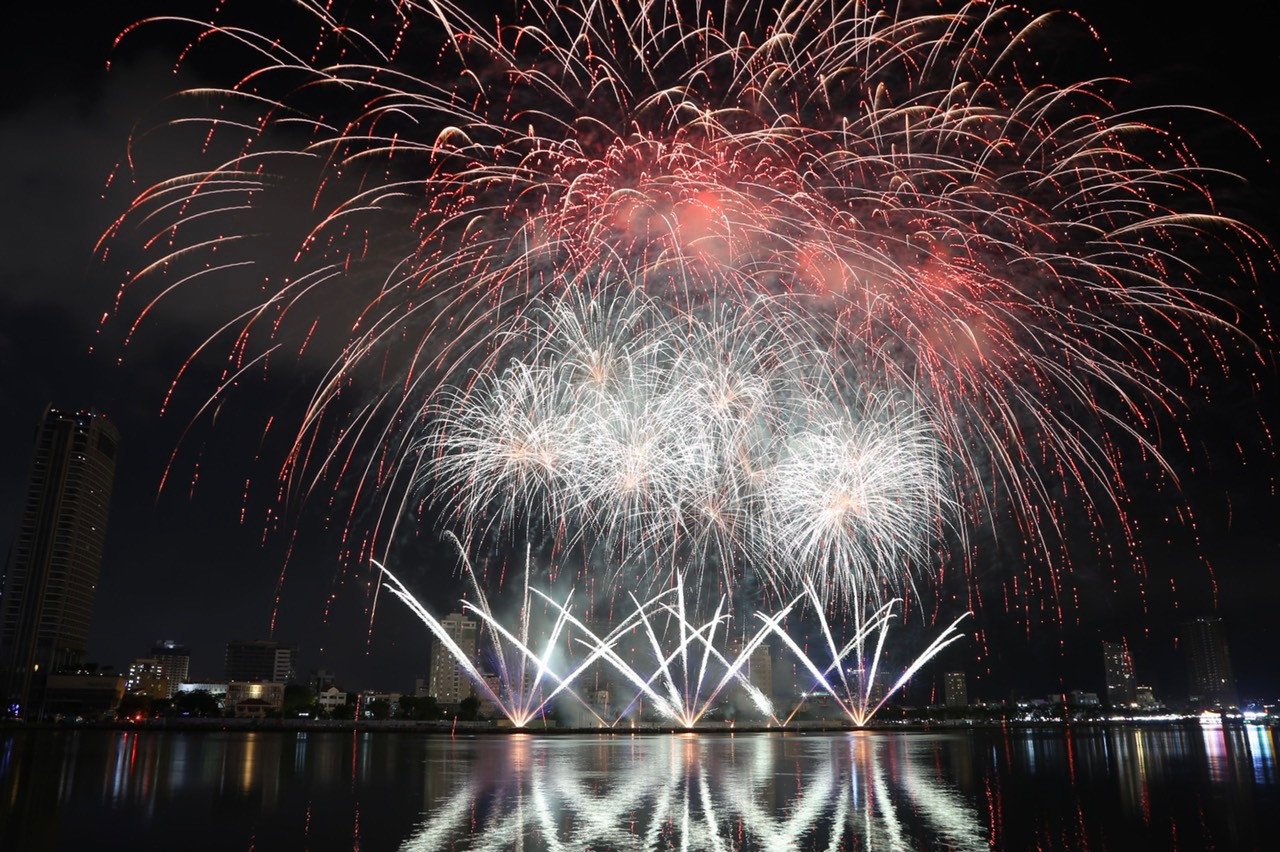 Trên nền nhạc những bản hit US-UK trữ tình như Shallow của Lady Gaga hay Run, Light Up của Leona Lewis... đội Vương quốc Anh khiến bầu trời sông Hàn rực rỡ, thơ mộng hơn, hòa mình với thiên nhiên.