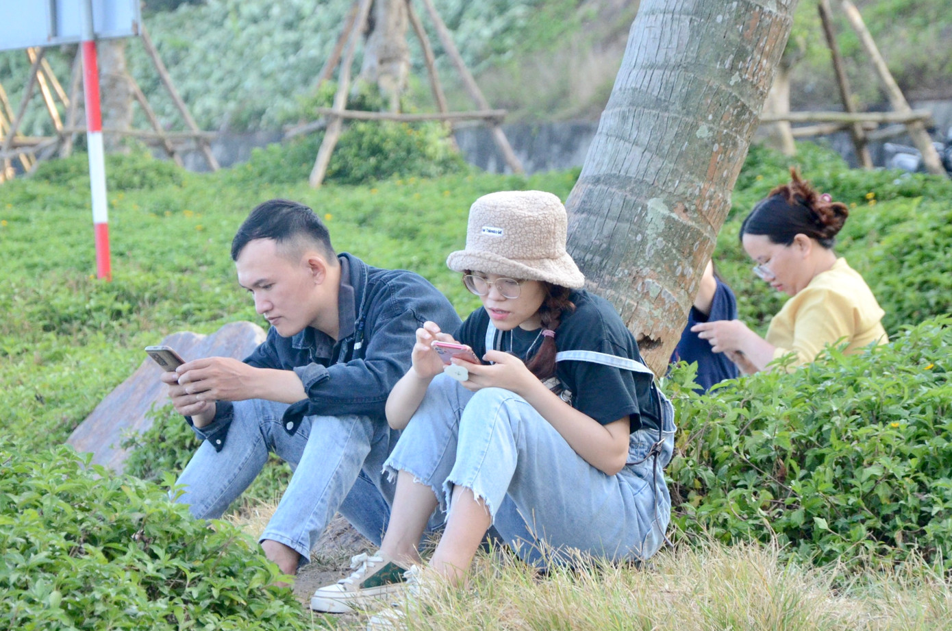 Theo ông Phan Minh Hải, Phó Ban Quản lý bán đảo Sơn Trà các bãi biển Đà Nẵng, trong dịp lễ này, hằng ngày bán đảo đón hàng nghìn lượt khách tới tham quan. "Để tránh tình trạng xả rác, cháy rừng và các trường hợp ngoài ý muốn, trong những ngày qua, đơn vị đã huy động 100% nhân viên túc trực tại các địa điểm có đông khách tham quan, người dân hóng mát ở bán đảo Sơn Trà" ông Hải nói.