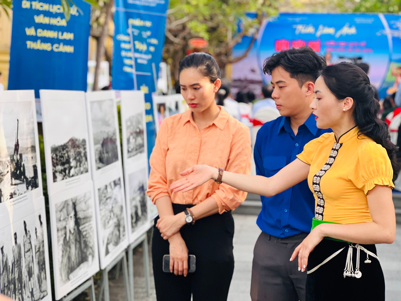 Du khách tham quan triển lãm ảnh tại Bảo tàng Điêu khắc Chăm Đà Nẵng sẽ được nhân viên giải đáp về những sự kiện lịch sử. Ảnh: Thái Lâm. Du khách tham quan triển lãm ảnh tại Bảo tàng Điêu khắc Chăm Đà Nẵng sẽ được nhân viên giải đáp về những sự kiện lịch sử. Ảnh: Thái Lâm.