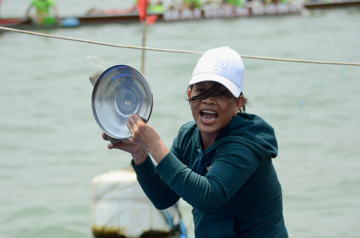 Xoong nồi, xô chậu, cờ tổ quốc là vật dụng các cổ động viên dùng để cổ vũ trong giải đua thuyền truyền thống sôi động của ngư dân Phường Nại Hiên Đông (quận Sơn Trà, TP Đà Nẵng) sáng nay. Ảnh: Thái Lâm.